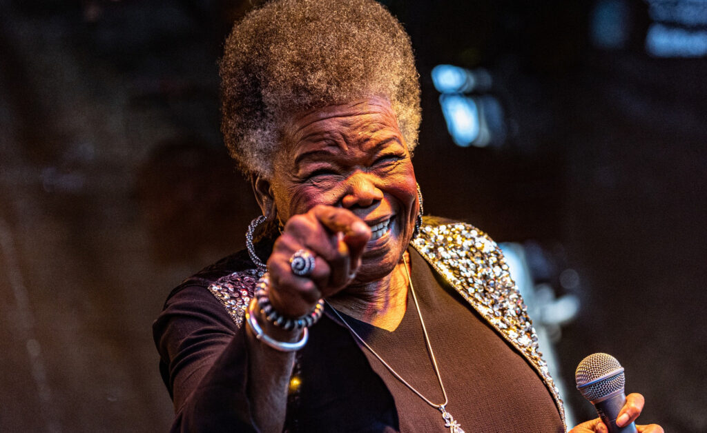 „Da geht’s lang!“ Janice Harrington erzählte und sang Kurioses aus dem reichen Erfahrungsschatz ihres 80jährigen Lebens. Foto: Jürgen Achten
