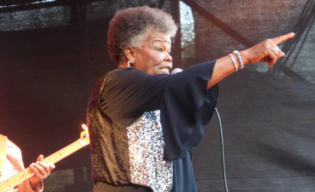 „Da geht’s lang!“ Janice Harrington erzählte und sang Kurioses aus dem reichen Erfahrungsschatz ihre 80jährigen Lebens. Foto: Susanna Veenhuis