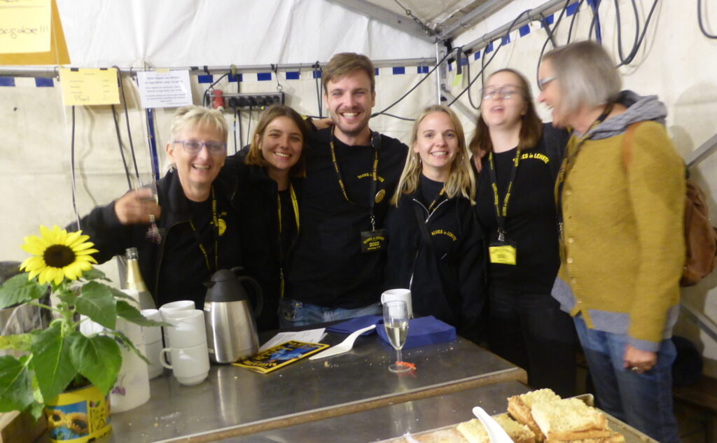 Auch, wenn man im Kaffee- und Kuchenstand nicht allzu viel vom Showprogramm mitbekommt: die Crew hat ihren Spaß! Foto: Susanna Veenhuis
